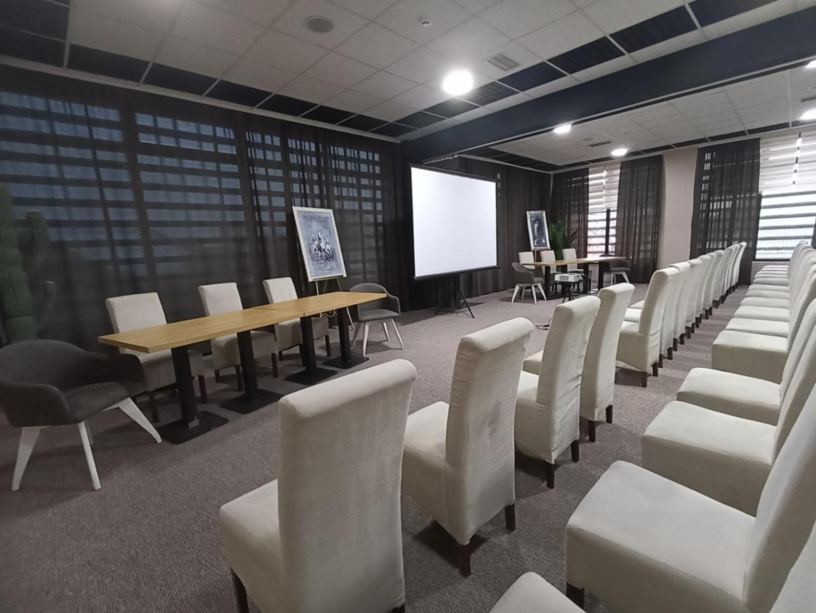 Garnet Hotel & Event Centar 루마 외부 사진