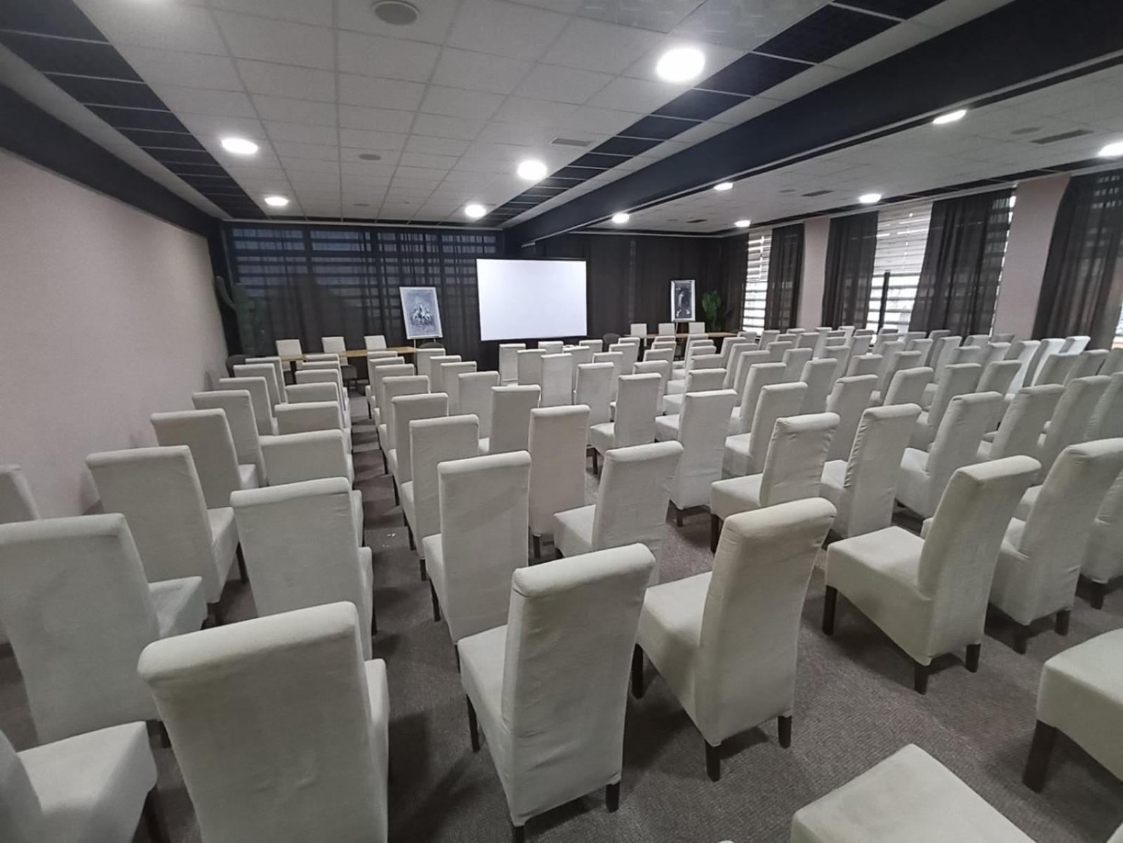 Garnet Hotel & Event Centar 루마 외부 사진