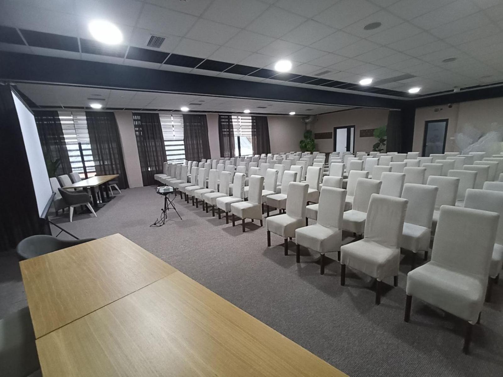 Garnet Hotel & Event Centar 루마 외부 사진